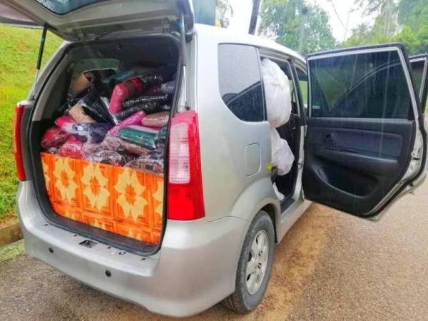 Barangan seludup yang dirampas PGA Batalion 9 Kuala Terengganu ketika sekatan jalan raya di Banggol Kong, Jeram Perdah di Rantau Panjang semalam.