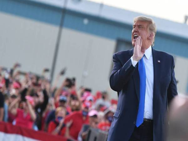 Trump berucap di hadapan para penyokongnya di Lapangan Terbang Carson City di Nevada semalam. - Foto AFP