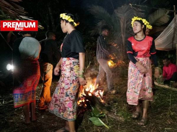 Tarian dan nyayian lagu-lagu tradisional Bateq menghidupkan suasana malam mereka sepanjang tempoh perpindahan.