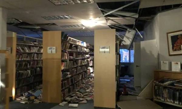 Gambar fail menunjukkan buku-buku bertaburan di sebuah perpustakaan akibat gempa bumi kuat di Anchorage, Alaska. - Foto AFP 