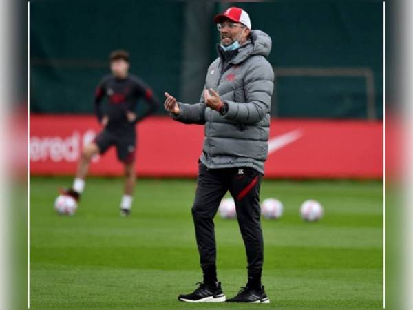 Klopp memberikan arahan kepada pemain Liverpool pada sesi latihan. - Foto Liverpool FC.com