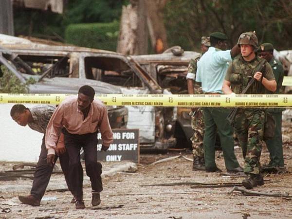 Gambar fail menunjukkan kemusnahan akibat satu serangan bom di Kedutaan Amerika Syarikat di Dar es Salam, Tanzania pada tahun 1998. - Foto AFP