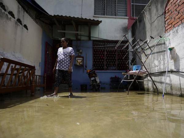 Limpahan air pasang besar yang melepasi ban penahan air di Sungai Perak menyebabkan air melimpah masuk ke kediaman penduduk.