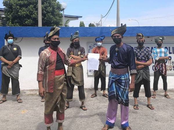 Faisalkamal (depan kanan) bersama lapan individu menunjukkan laporan polis yang dibuatnya pada sidang akhbar di hadapan IPD Kuala Selangor hari ini.