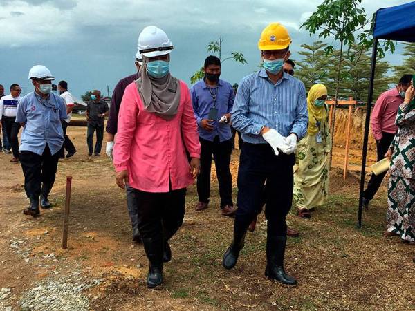 Roslan (kanan) diiringi Yang Dipertua Majlis Perbandaran Jasin, Datin Sapiah Haron melawat tapak projek pembinaan Landskap Persekitaran Kehidupan di Padang Awam dan Bandar Selamat Merlimau, Melaka hari ini. - Foto Bernama