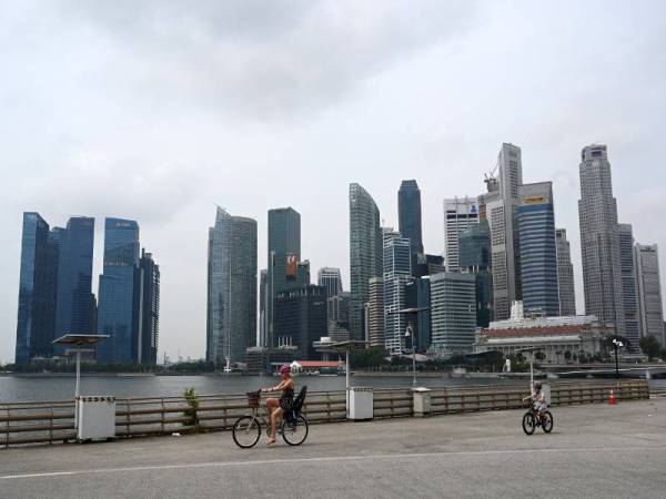 Fasa ketiga pembukaan semula Singapura akan menambah had kapasiti pengunjung di tempat awam. - Foto AFP