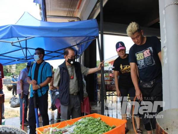 Jefrey (tiga dari kanan) melakukan tinjauan di kawasan Pekan Tenghilan yang terjejas akibat banjir semalam.