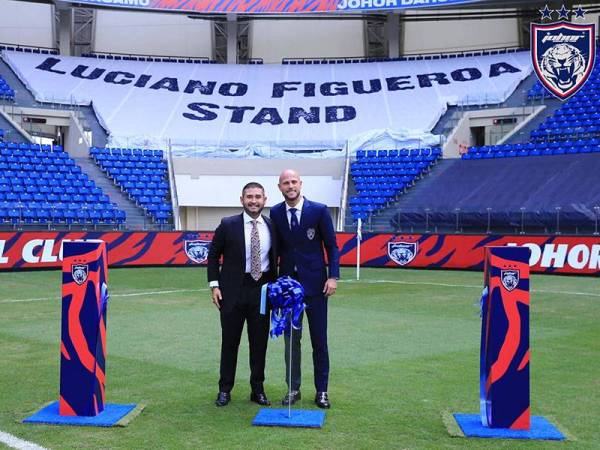 Tunku Ismail bersama Figueroa ketika majlis pelancaran 'Luciano Figueroa Stand' di Stadium Sultan Ibrahim bulan lalu. - Foto FB Johor Southern Tigers