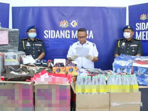 Mohd Khairul melakukan proses pelupusan barang-barang kes antaranya pakaian, beg tangan, kasut dan jam tangan di Pejabat KPDNHEP, Johor Bahru hari ini.