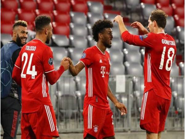 Coman meraikan jaringan bersama pemain Bayern Munich lain. - Foto FC Bayern Munich