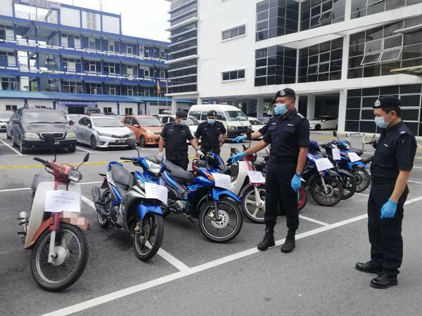 Shamsul Amar (dua dari kanan) menunjukkan antara motosikal yang dirampas susulan tumpasnya Geng Atam, Isnin lalu.