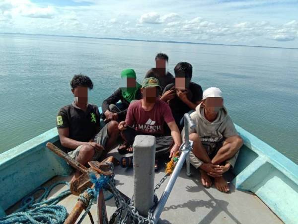 Enam PATI ditahan APMM selepas didapati cuba menyeludup rokok ke Sandakan. 