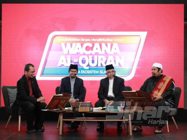 Hushim (dua dari kanan) bergandingan bersama Ahmad Sanusi sebagai panelis pada Wacana Al-Quran bertajuk 'Terkurung Jadi Murung yang turut menampilkan Fazrul (kiri) sebagai moderator dan Ahmad Tairmizi selaku qari. FOTO: ASRIL ASWANDI SHUKOR
