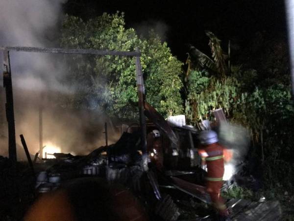  Kebakaran rumah di Jalan Ulu Bakai, Malau, Baling kira-kira jam 11.20 malam semalam menyebabkan seorang warga emas melecur. - Foto ihsan bomba 