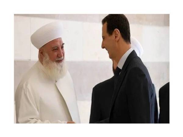 Gambar fail menunjukkan Allahyarham Adnan (kiri) bersama Presiden Syria, Bashar al-Assad di Damsyik. - Foto AFP