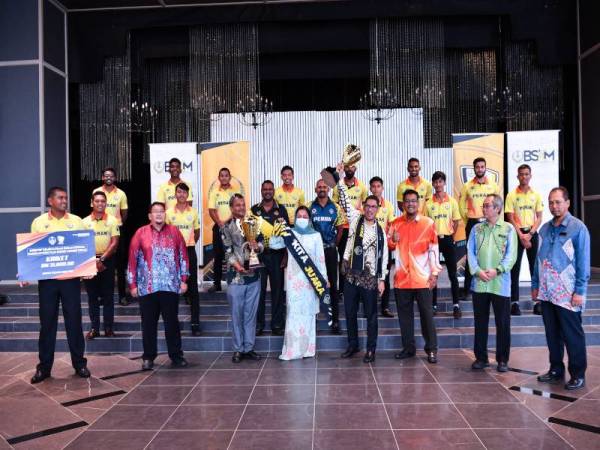 Ahmad Faizal (empat dari kanan) bersama skuad kriket Perak pada Majlis Penyampaian Insentif Kemenangan Sukan Hoki dan Kriket Negeri Perak 2020 di Galasa Caldwell. - Foto Bernama