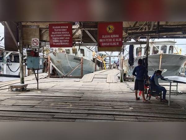 Kapal nelayan tersadai di salah satu jeti di sekitar Pekan Kudat selepas operasi pusat pengumpulan ikan ditutup sejak Selasa lalu susulan Kluster Basung di Kudat.