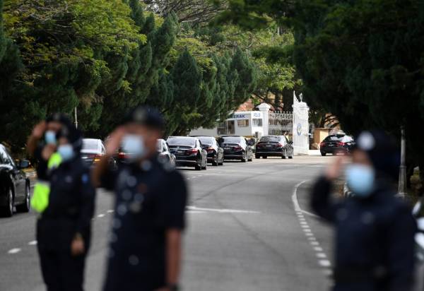 Perdana Menteri Tan Sri Muhyidddin Yassin tiba di Istana Abdulaziz di sini hari ini -Foto Bernama