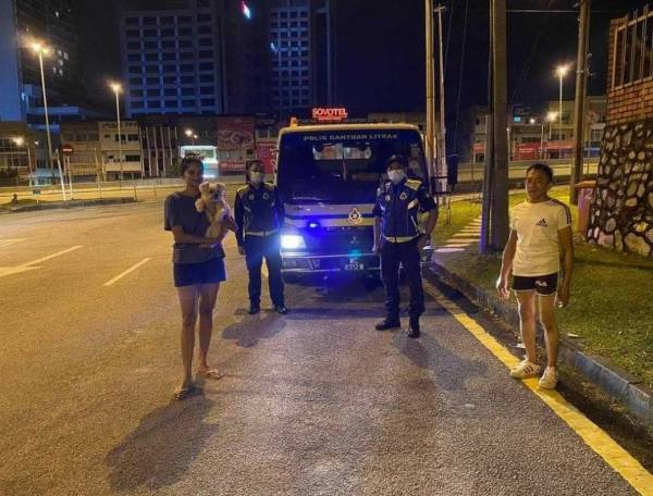 Anggota polis bantuan berjaya selamatkan seekor anjing di Lebuhraya LDP kelmarin.