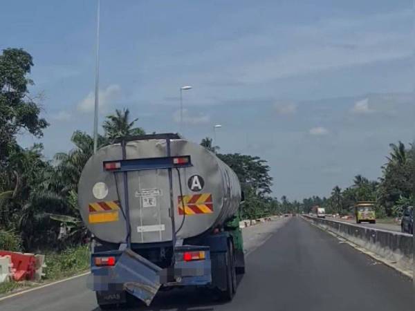 Lori tangki dipandu seorang lelaki secara berbahaya di Jalan Persekutuan Klang - Teluk Intan berhampiran Sungai Haji Dorani, Sungai Besar tular hari ini.