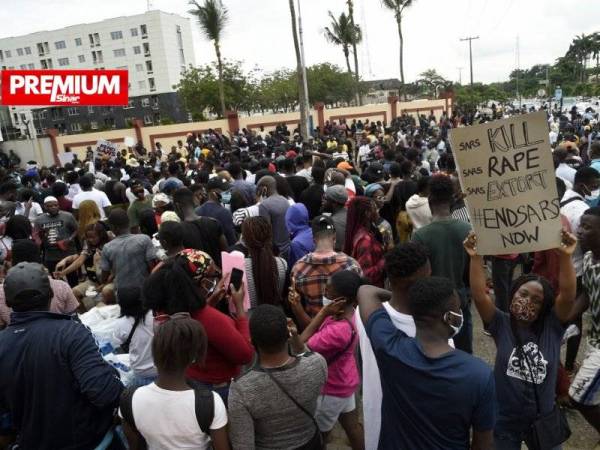 Para penunjuk perasaan berhimpun bagi menuntut pembaharuan dilakukan ke atas skuad khas polis antiperompak sejak awal bulan ini di Lagos, Nigeria. - Foto AFP