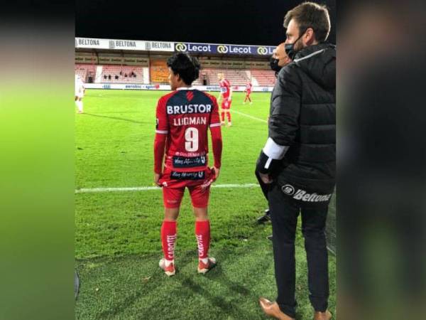 Luqman Hakim ketika bersedia untuk dimasukkan pada perlawanan Jupiler Pro League di Stadium Guldensporen, Kortrijk.