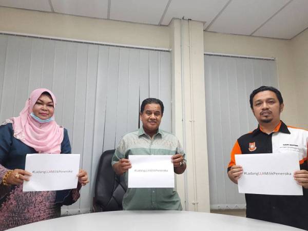 Safariah (kiri), Zaid (tengah) dan Azdril Bahtiar menyokong penuh agar tanah ladang yang dipajak diurus sepenuhnya oleh Felda di Pejabat Felda Wilayah Kuantan pada Khamis lalu.