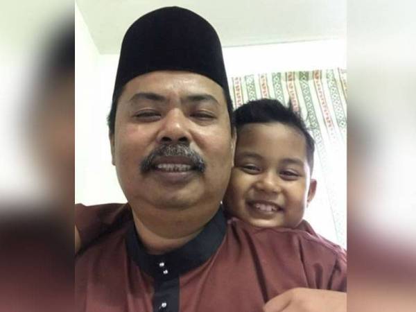 Rahim bersama anak angkatnya Muhammad Asraf yang dijaga sejak dua tahun lalu.