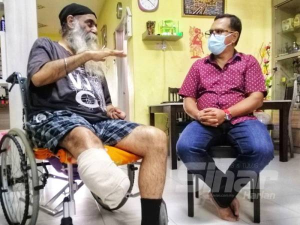 Zainol Fadzi ketika menziarahi Jaspal yang kehilangan kaki kanan akibat masalah kesihatan di kediamannya di Taman Suria, Ipoh hari ini.