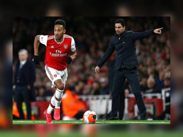 Arteta (kanan), memberikan arahan kepada Aubameyang dalam satu perlawanan. - Foto The Guardian.com