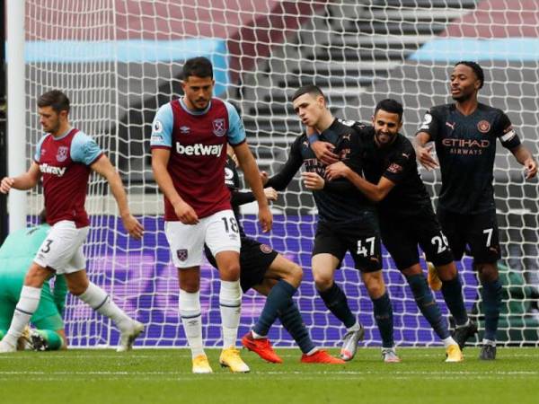 Foden (tengah) menjaringkan gol ketika City menentang West Ham di Stadium London sebentar tadi.