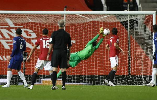 Mendy melayangkan badan bagi menyelamatkan percubaan pemain United, semalam. Foto: Standard co.uk