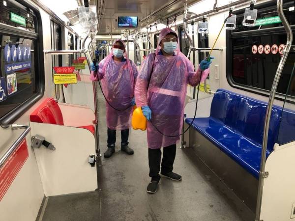 Proses sanitasi di dalam tren LRT Rapid KL yang dijalankan setiap hari sejak bermula PKP.