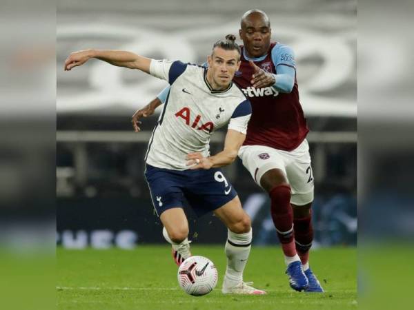 Bale mengawal bola sambil cuba diasak pertahanan West Ham. - Foto gettyimages