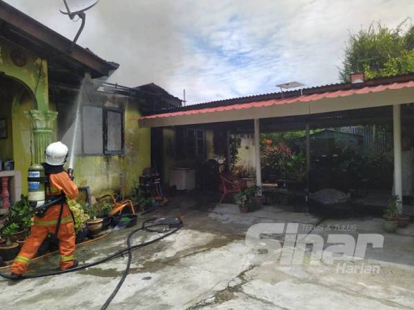 Kebakaran dapat dikawal oleh anggota bomba yang bertugas dan menyelamatkan lima rumah berhampiran.