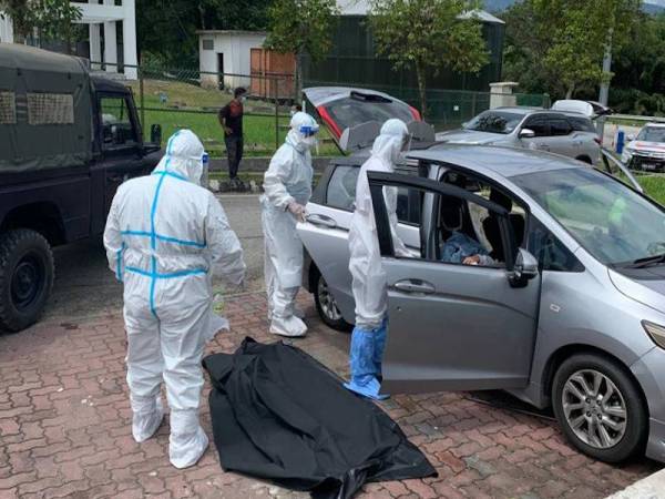 Kakitangan kesihatan mengesahkan mangsa maut dan mayat diserahkan kepada pihak polis untuk tindakan selanjutnya. - Foto PDRM