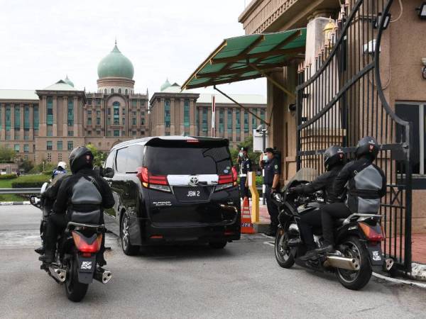 Kenderaan membawa Perdana Menteri Tan Sri Muhyiddin Yassin memasuki bangunan Perdana Putra, Putrajaya, hari ini. - Foto Bernama 