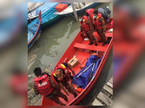 Mayat mangsa lemas dibawa menaiki bot Jabatan Bomba dan Penyelamat Malaysia (JBPM) ke Jeti Nelayan Sungai Pulai pagi tadi.