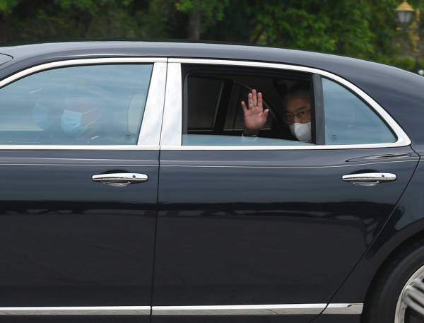 Yang di-Pertuan Agong Al-Sultan Abdullah Ri’ayatuddin Al-Mustafa Billah Shah berkenan melambai kepada pengamal media pada keberangkatan tiba ke Istana Negara bagi Mesyuarat Khas Raja-Raja Melayu semalam. Foto Bernama