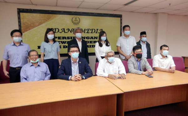 Abdul Aziz (duduk, tengah) bersama sebahagian ADUN pembangkang ketika sidang akhbar di Bilik Sidang Media Bangunan Perak Darul Ridzuan hari ini.