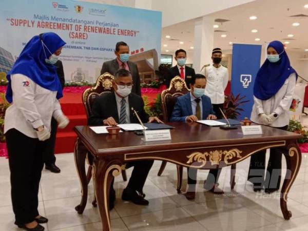 Aminuddin (belakang, dua dari kiri) menyaksikan Majlis Menandatangani Perjanjian 'Supply Agreement Of Renewable Energy' di antara MBS dan GSPARX Sdn. Bhd di Wisma MBS di sini hari ini.