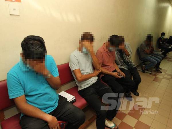 Antara individu yang didakwa memandu di bawah pengaruh alkohol di bawah akta baharu di Mahkamah Majistret Johor Bahru hari ini.