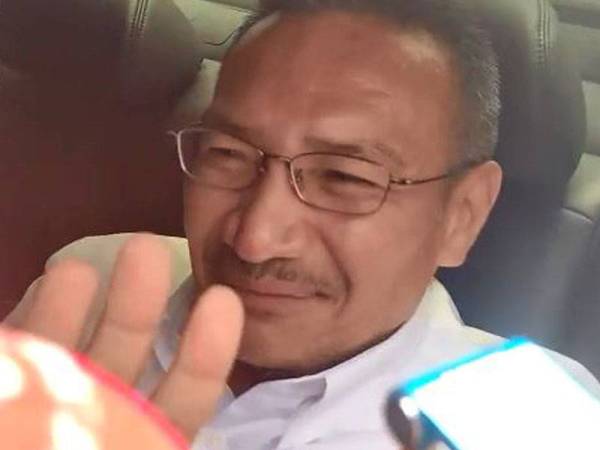 Hishammuddin ketika melalui pintu keluar bangunan Perdana Putra tadi.