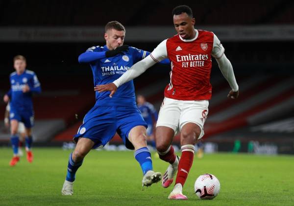 Vardy (kiri) berusaha melepasi kawalan pemain Arsenal, Gabriel pada aksi liga di Stadium Emirates.