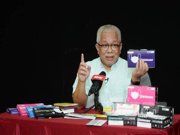 Pengarah Urusan Kumpulan Karangkraf, Datuk Dr Hussamuddin Yaacub memperkenalkan pelitup muka yang dihasilkan Karangkraf Medicare pada sidang akhbar di Shah Alam hari ini. -Foto: ROSLI TALIB 