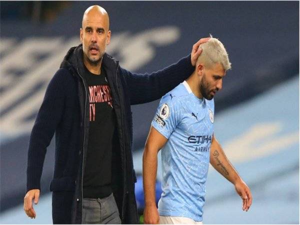 Guardiola (kiri) mengakui menyesal tidak membeli penyerang selepas Aguero kembali mengalami kecederaan.