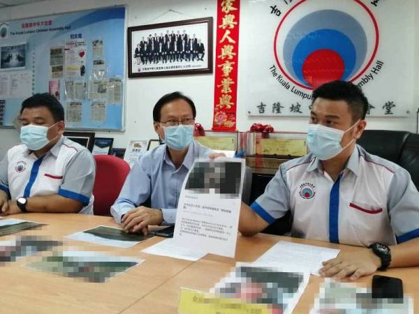 Tong Leong (tengah) pada sidang akhbar di Dewan Perhimpunan Cina Kuala Lumpur di Desa Petaling hari ini.