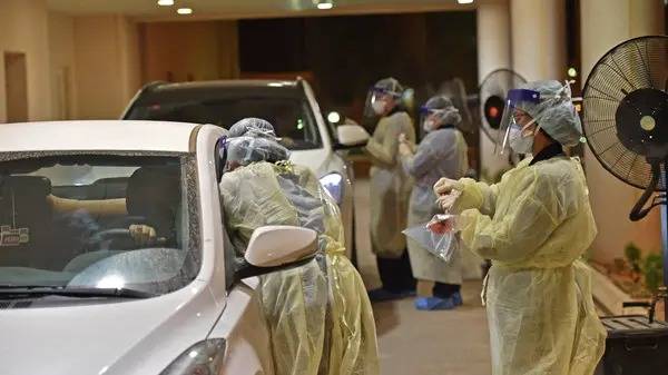 Gambar fail menunjukkan beberapa pekerja kesihatan melakukan ujian mengesan pandemik Covid-19 terhadap orang awam di Hospital Diriyah, utara Riyadh. - Foto: AFP