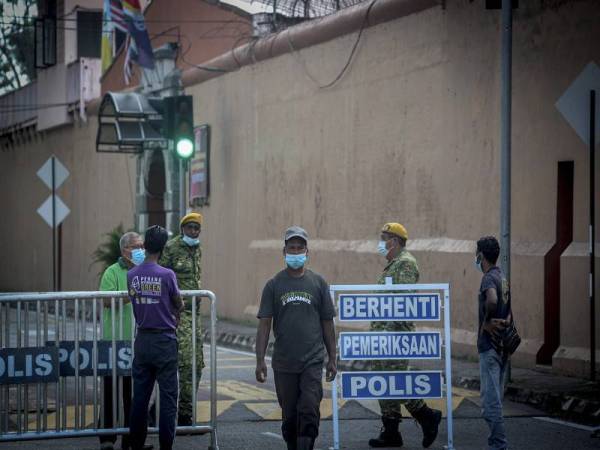 Anggota RELA mengawal laluan masuk di kawasan PKPD di Jalan Penjara melibatkan Penjara Reman dan Kuarters Penjara Reman Pulau Pinang hari ini.- Foto Bernama