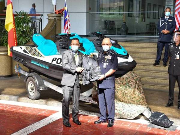 Amirudin menyampaikan sumbangan kerajaan negeri kepada Ketua Polis Selangor, Datuk Noor Azam Jamaludin dalam Majlis Ringkas Penyerahan Sumbangan Kelengkapan PPE kepada Jabatan Penjara Malaysia Negeri Selangor serta Jet Ski dan Electric Bike kepada PDRM hari ini.